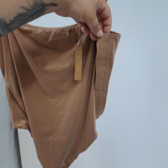 Skims Bodysuit Plus 4X Fits Everybody Adaptive Side Hook Thong Scoop Neck Sienna - Picture 8 of 12